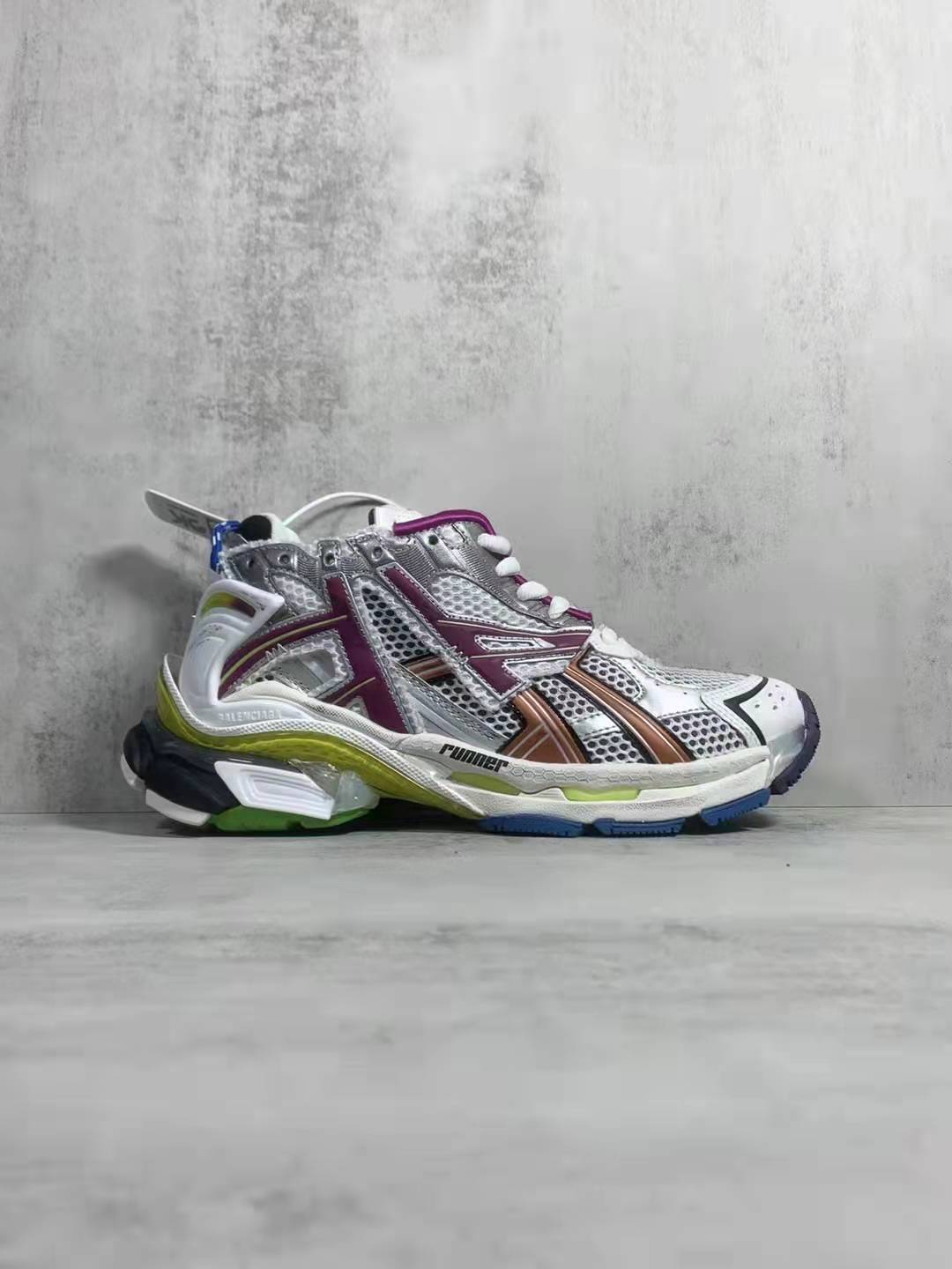 Balenciaga Runner Multicolor 677403W3RB68123: Trendy and Refined Footwear