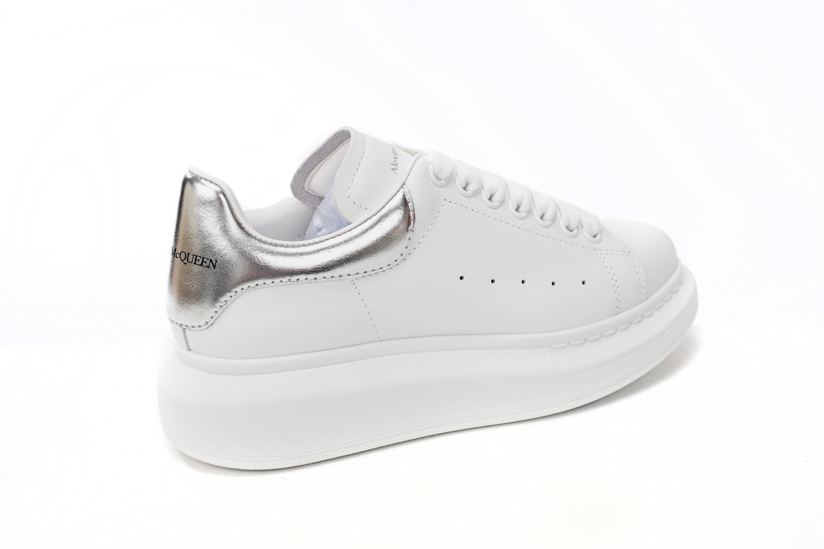 Alexander McQueen Oversized White Silver 718232 WICGI 9071 - Stylish and Sophisticated Fashion Piece