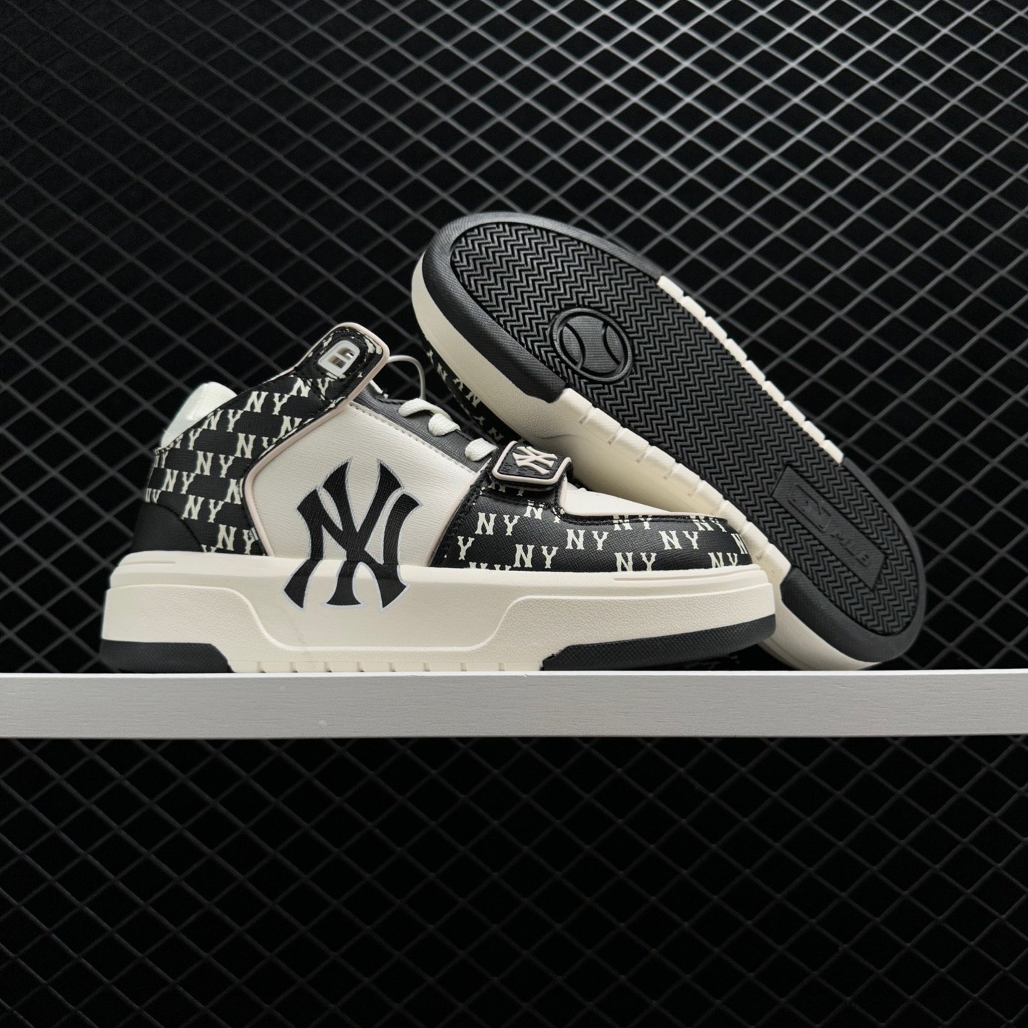 MLB Chunky Liner Mid Classic Monogram NY Yankees Shoes Black Ivory 3ASXLM13N-50BKS