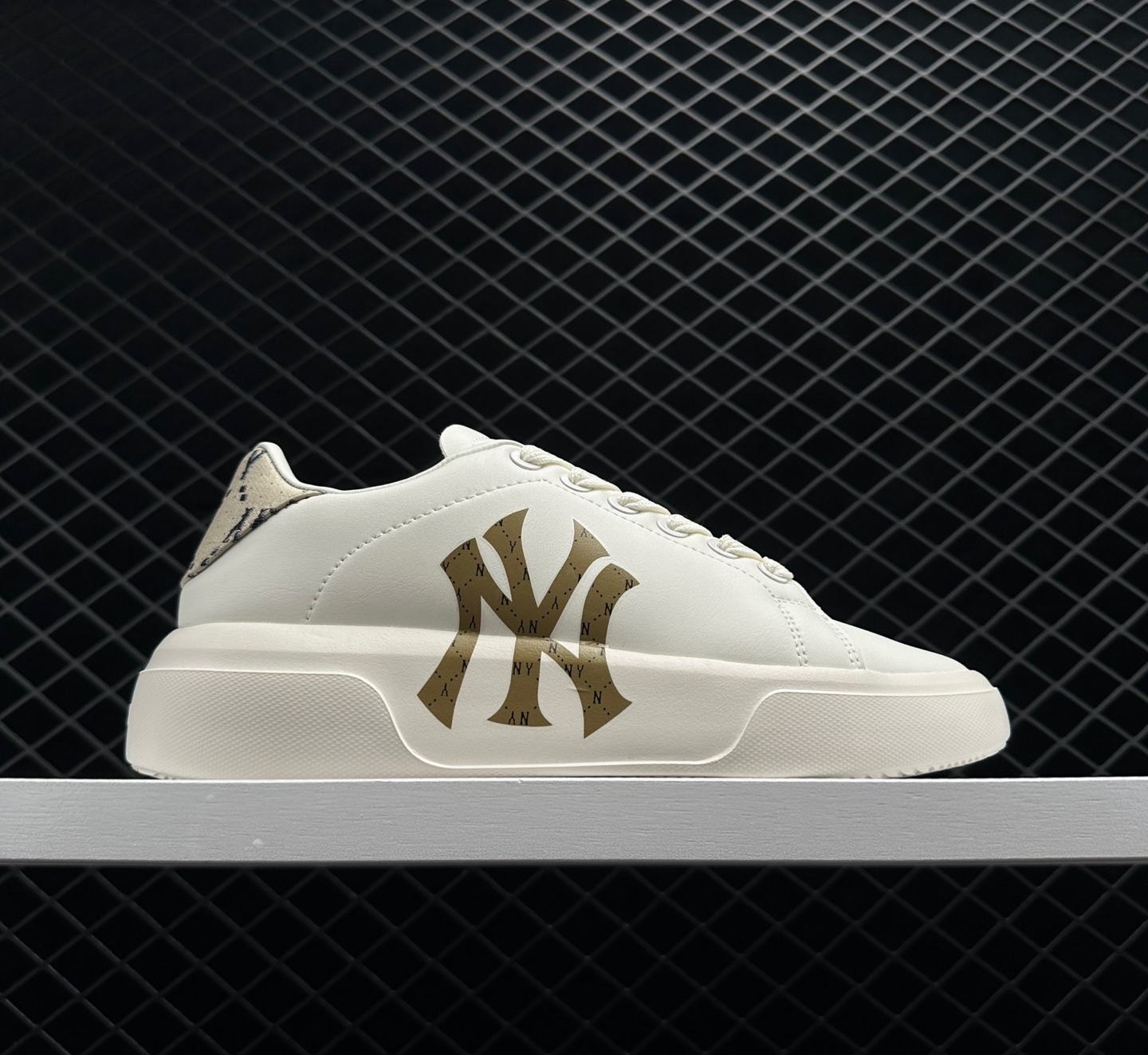 MLB Chunky Classic NY Yankees Shoes NY Sneakers - White/Black | 3ASXXA12N-50IVS